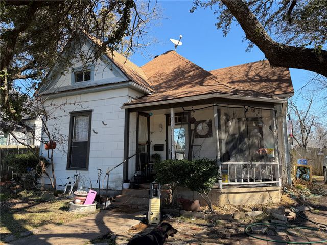 1210 N Robinson Street, Cleburne, TX 76031