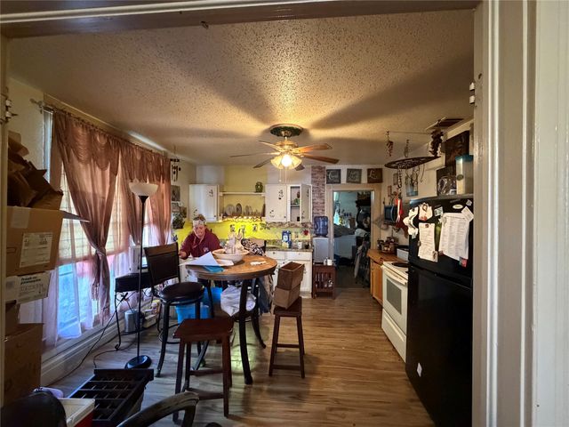 1210 N Robinson Street, Cleburne, TX 76031