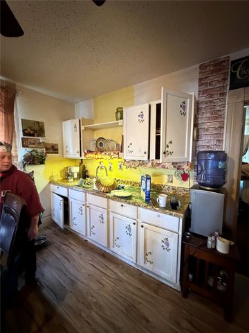 1210 N Robinson Street, Cleburne, TX 76031