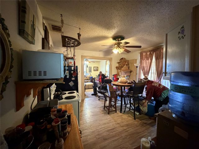 1210 N Robinson Street, Cleburne, TX 76031