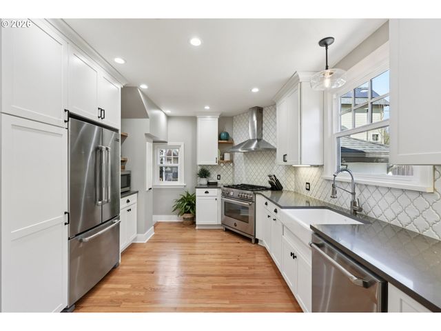 3825 Se CARLTON St, Portland, OR 97202