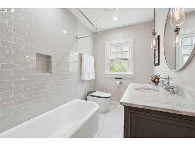 3825 Se CARLTON St, Portland, OR 97202