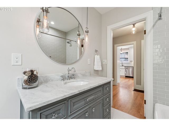 3825 Se CARLTON St, Portland, OR 97202