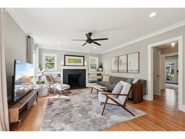 3825 Se CARLTON St, Portland, OR 97202