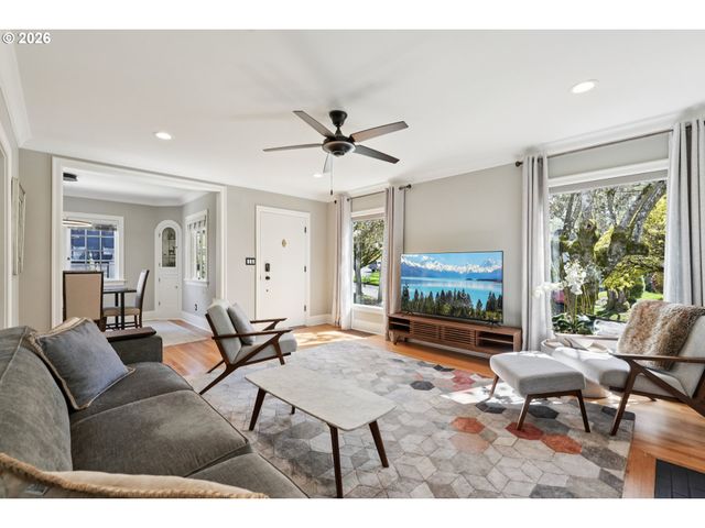 3825 Se CARLTON St, Portland, OR 97202