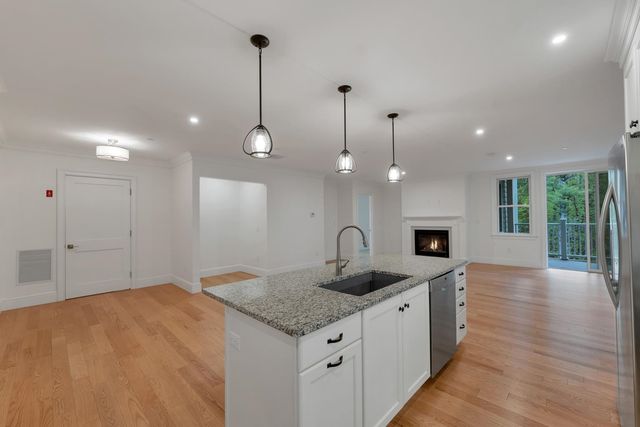 7 Willey Creek Rd Unit 205, Exeter, NH 03833