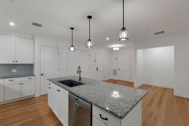 7 Willey Creek Rd Unit 205, Exeter, NH 03833