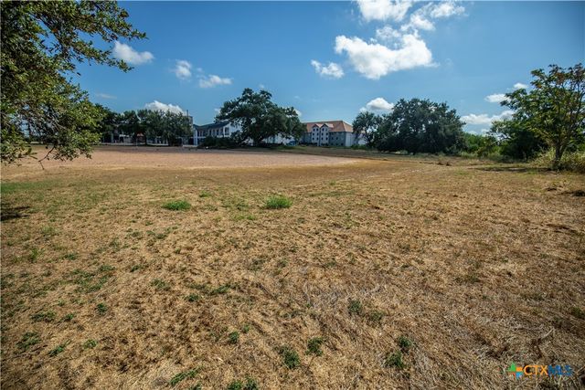 2125 N Esplanade Street, Cuero, TX 77954