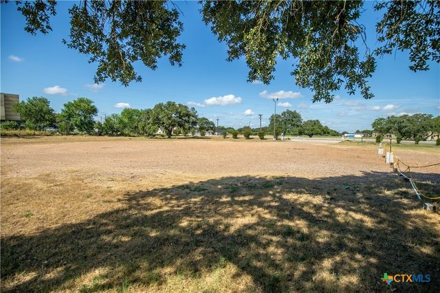 2125 N Esplanade Street, Cuero, TX 77954