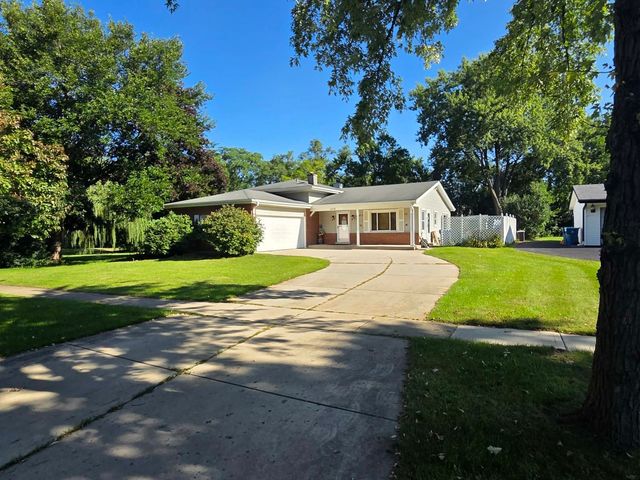 2018 Oxnard Drive, Downers Grove, IL 60516