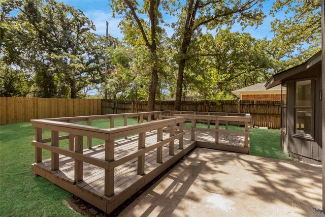 908 Red Oak Street, Azle, TX 76020