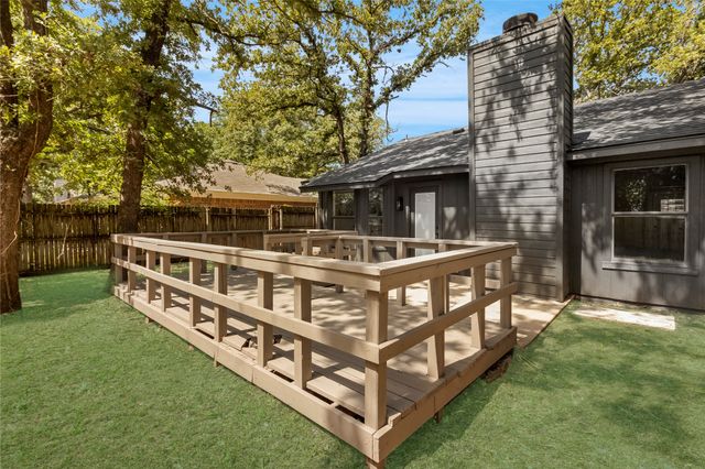 908 Red Oak Street, Azle, TX 76020