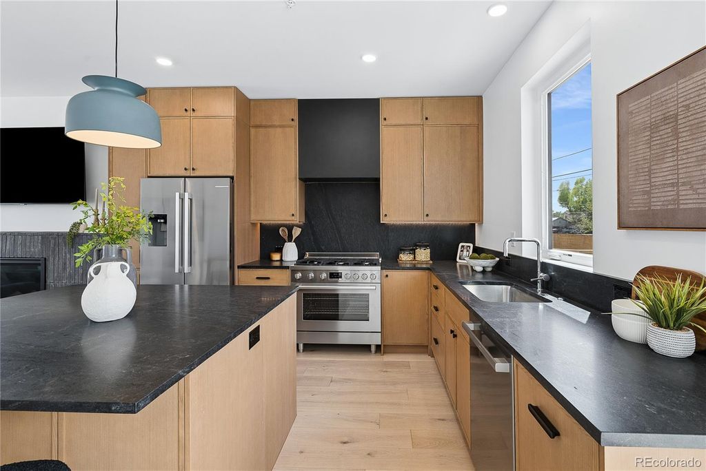 Image 5 of property listing at 6594 Quitman Court, Arvada, CO 80003