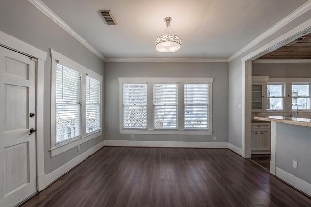 210 Tabor Street, Houston, TX 77009