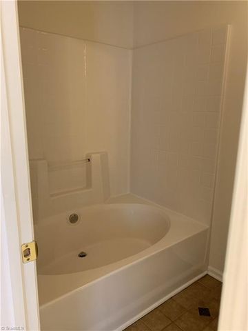 17 Pickwick Place, Greensboro, NC 27407