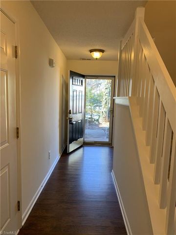 17 Pickwick Place, Greensboro, NC 27407