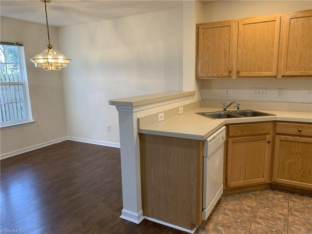 17 Pickwick Place, Greensboro, NC 27407