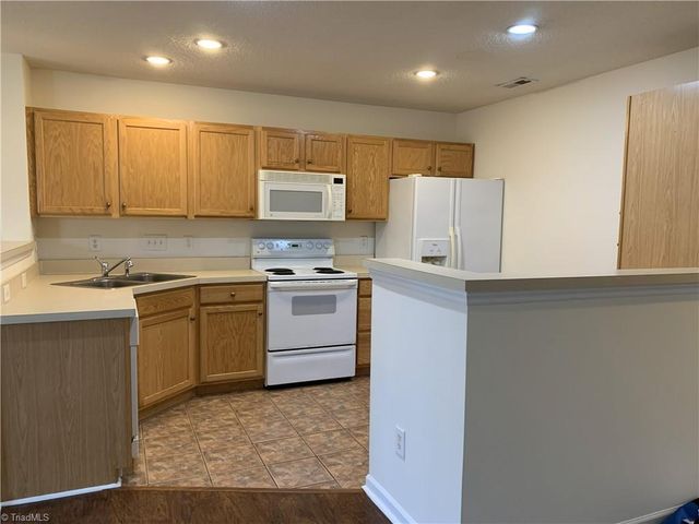 17 Pickwick Place, Greensboro, NC 27407