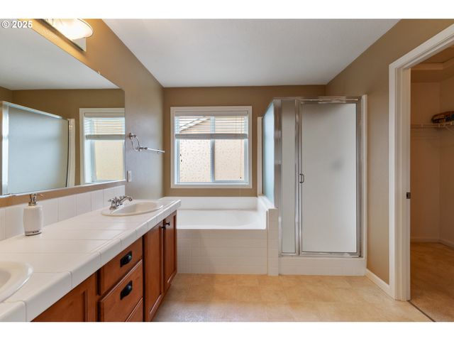 14320 TALAWA Dr, Oregon City, OR 97045