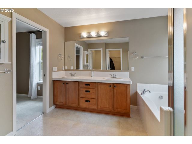 14320 TALAWA Dr, Oregon City, OR 97045