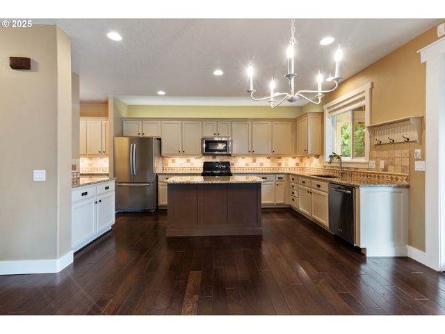 14320 TALAWA Dr, Oregon City, OR 97045