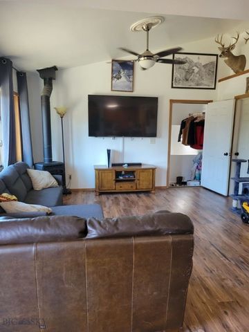 902 Nevada Street, Belgrade, MT 59714