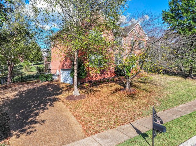 215 Crooked Creek Ln, Hendersonville, TN 37075
