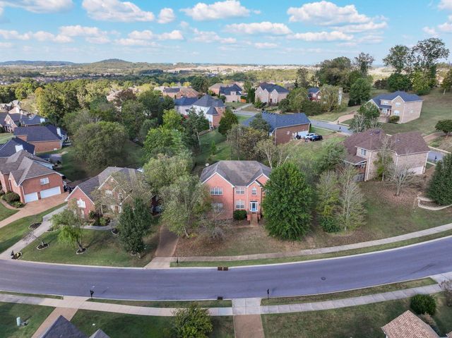 215 Crooked Creek Ln, Hendersonville, TN 37075