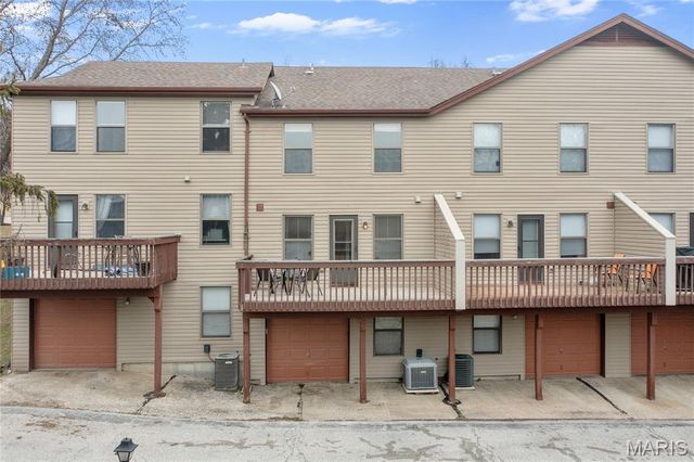 707 Forest Trace Drive E, Chesterfield, MO 63017