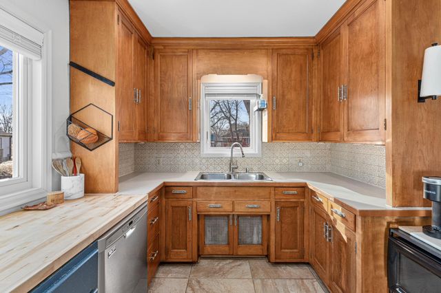 1801 Chatsworth Street N, Roseville, MN 55113