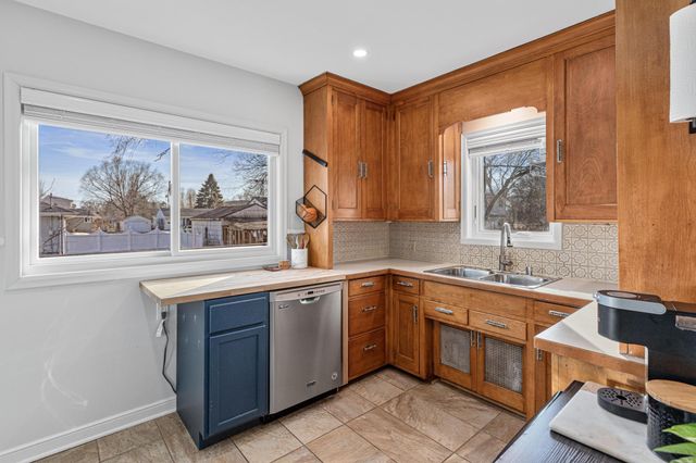 1801 Chatsworth Street N, Roseville, MN 55113