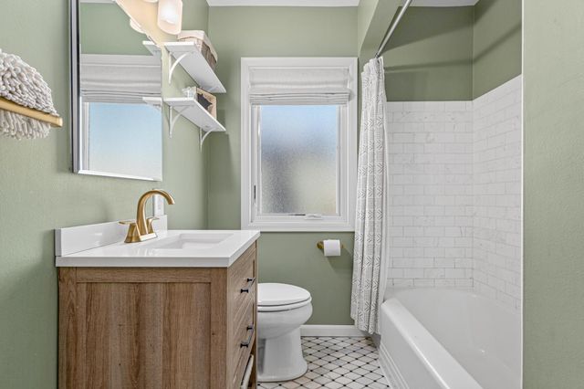 1801 Chatsworth Street N, Roseville, MN 55113