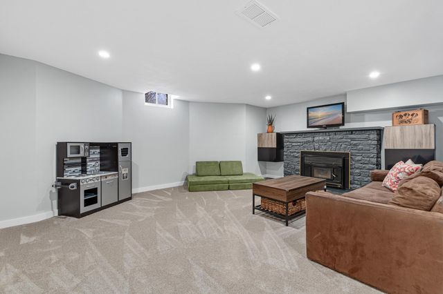 1801 Chatsworth Street N, Roseville, MN 55113