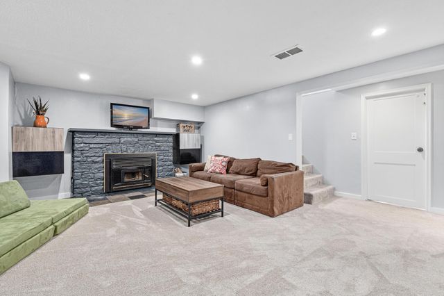 1801 Chatsworth Street N, Roseville, MN 55113