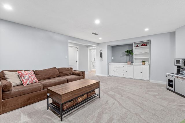 1801 Chatsworth Street N, Roseville, MN 55113