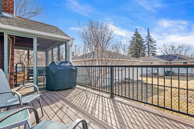 1801 Chatsworth Street N, Roseville, MN 55113