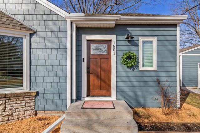 1801 Chatsworth Street N, Roseville, MN 55113