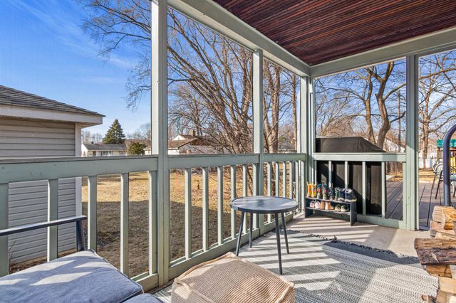 1801 Chatsworth Street N, Roseville, MN 55113