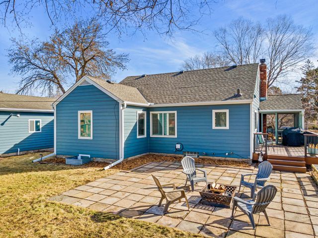 1801 Chatsworth Street N, Roseville, MN 55113