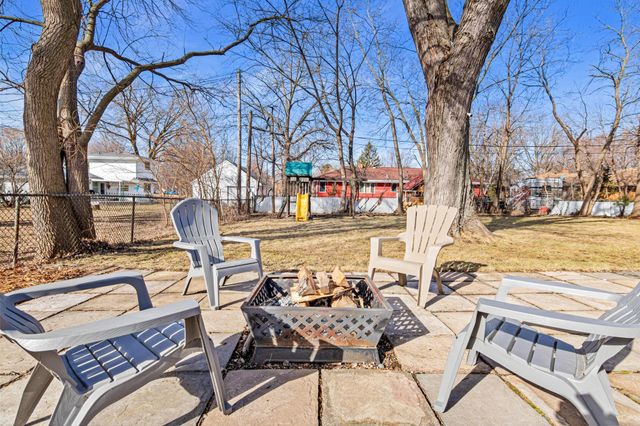 1801 Chatsworth Street N, Roseville, MN 55113