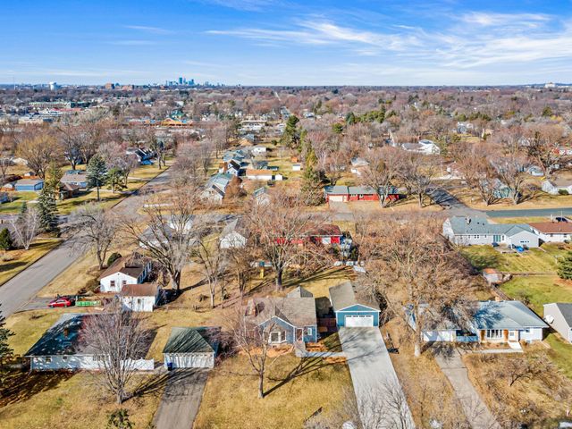 1801 Chatsworth Street N, Roseville, MN 55113