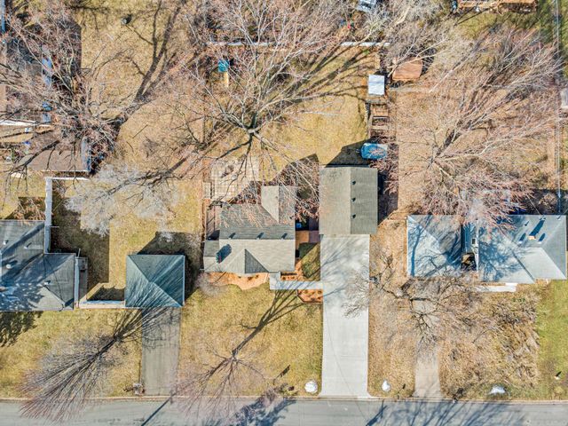 1801 Chatsworth Street N, Roseville, MN 55113