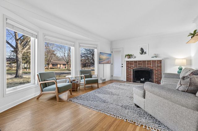 1801 Chatsworth Street N, Roseville, MN 55113