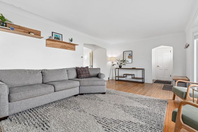 1801 Chatsworth Street N, Roseville, MN 55113