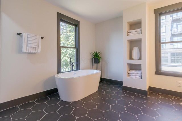 295 E 5th Avenue, Columbus, OH 43201