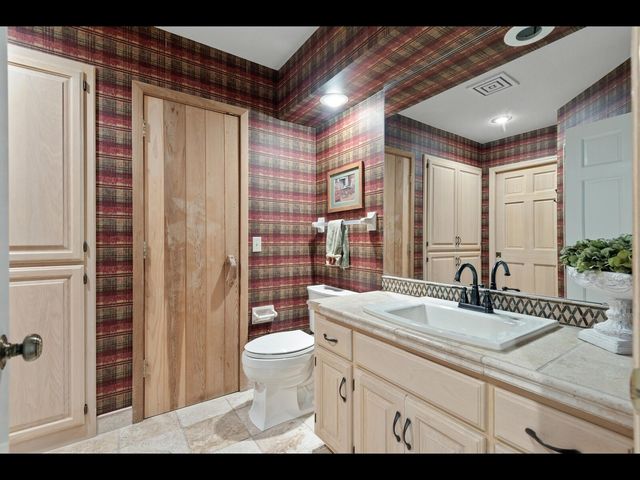 7180 Kenmare Drive, Bloomington, MN 55438