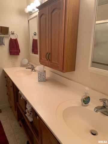 14 NE HILLCREST Drive, Bushnell, IL 61422