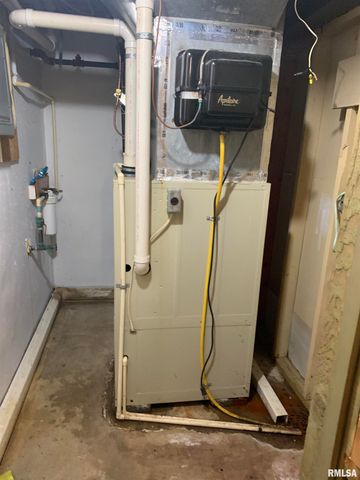 14 NE HILLCREST Drive, Bushnell, IL 61422