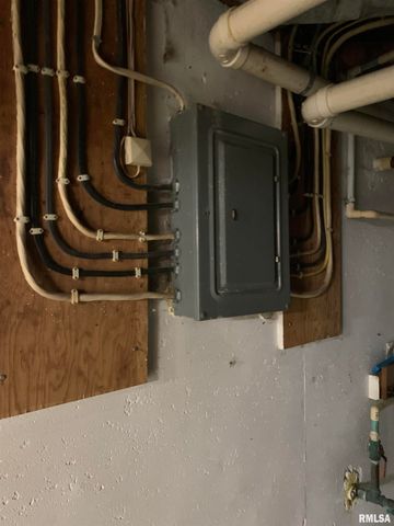 14 NE HILLCREST Drive, Bushnell, IL 61422