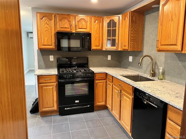 24 Lindner Place, Smithtown, NY 11787